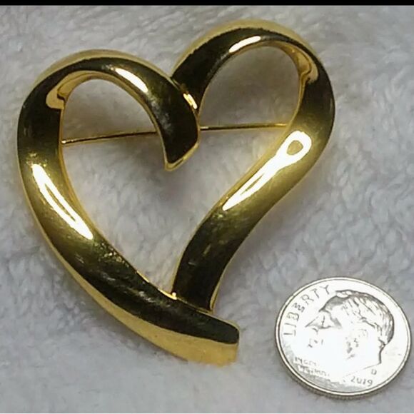 Vintage TRIFARI Goldtone Metal Heart Pin circa 1980s - Picture 3 of 5